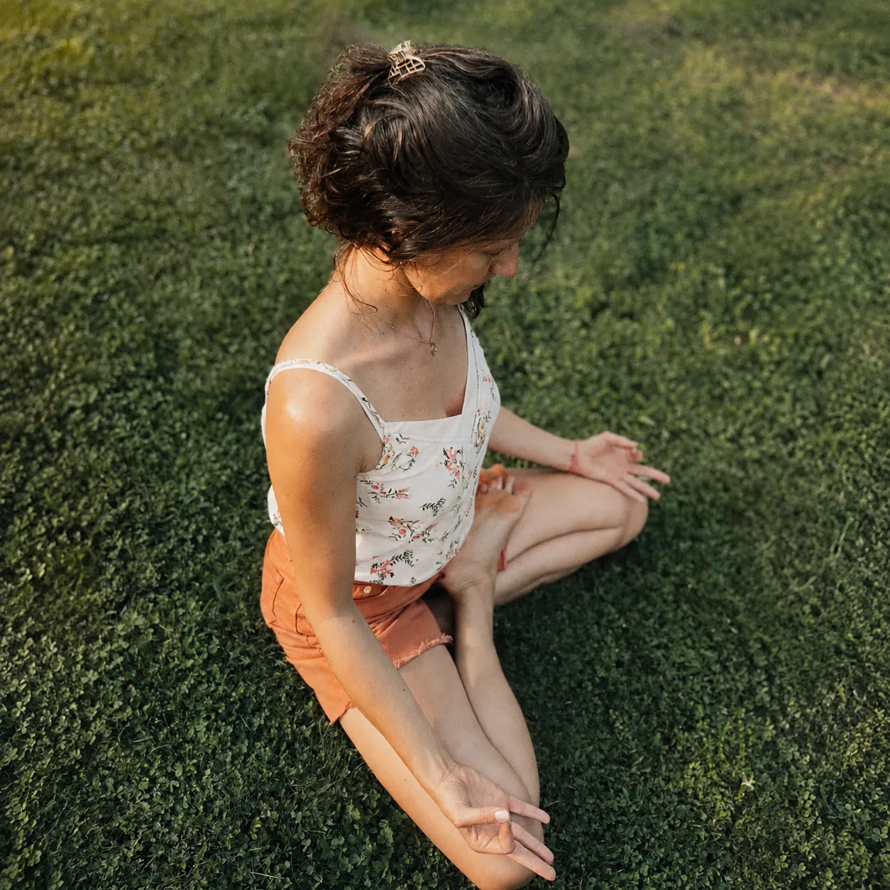 Clara, en posture de méditation dans la nature
