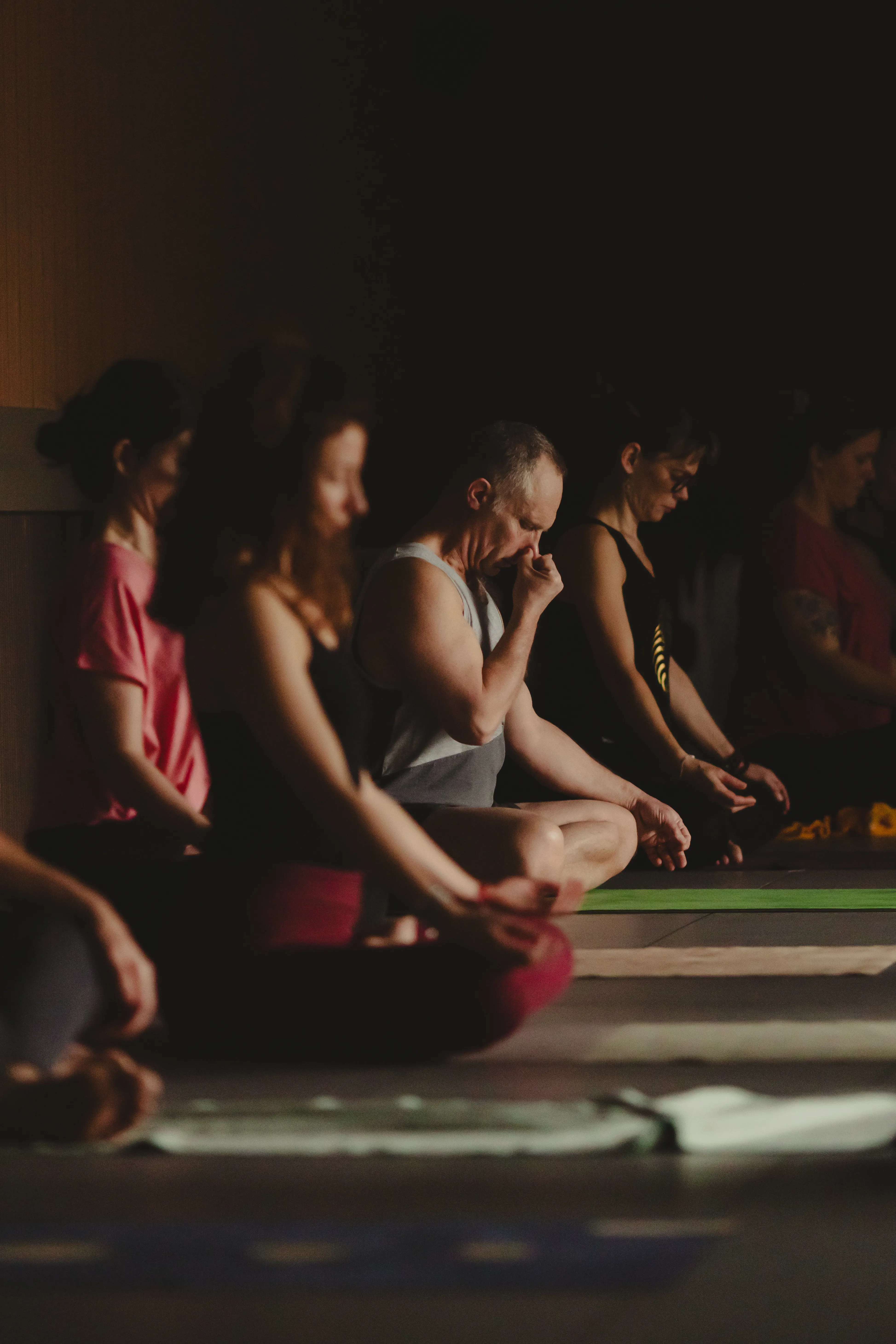 Un groupe réuni pour une pratique de ViniYoga