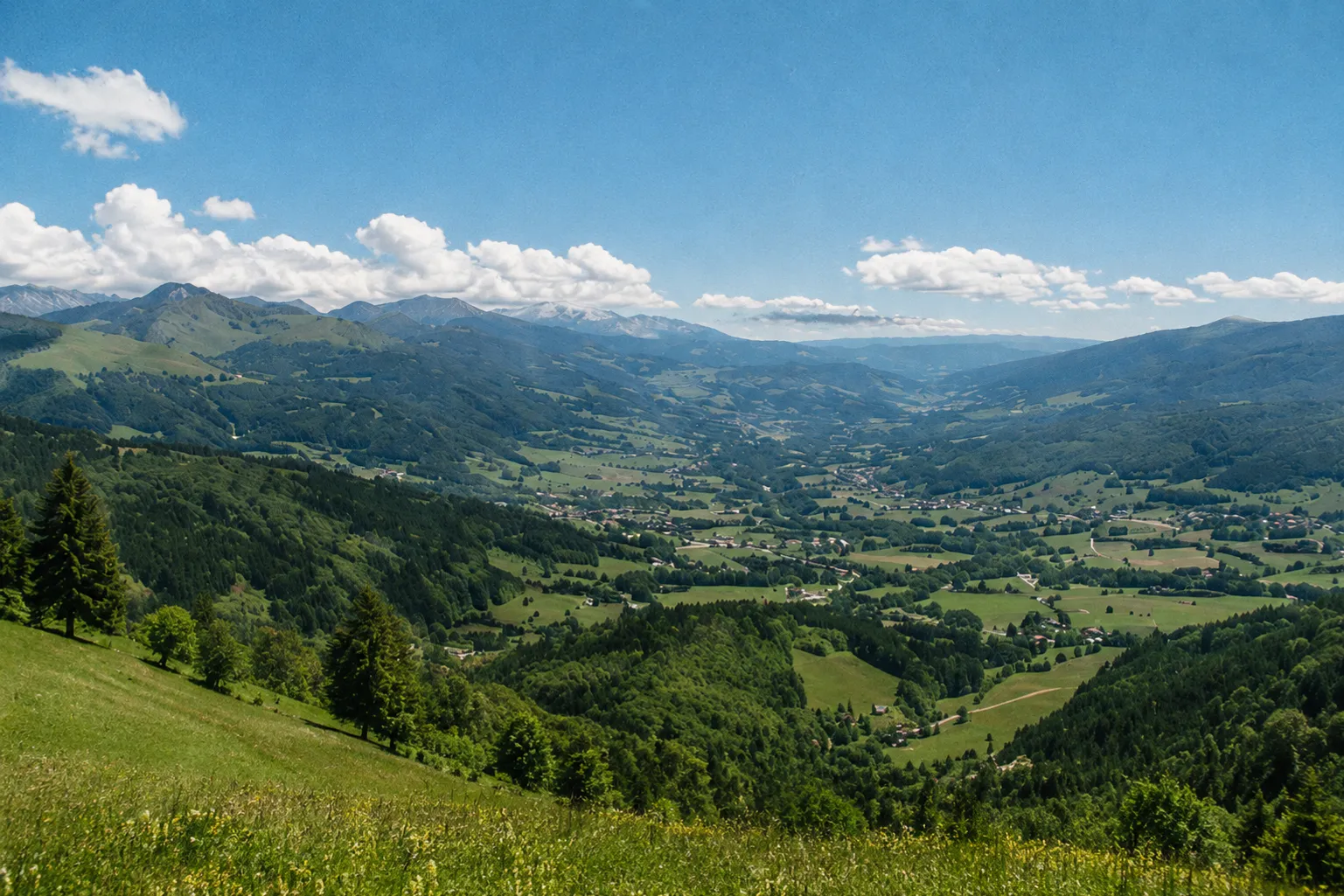 Vue panoramique sur la Vallée Verte à Boëge